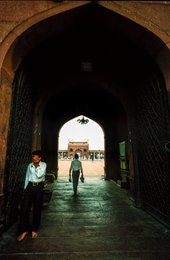 Architecture-mogole;-Cour;-Delhi;-Fidèle;-Inde;-Islam;-Jama-Masjid;-Kaleidos;-Kaleidos-images;-La-parole-à-limage;-Mosquée;-Passage-voûté;-Patrimoine;-Pieds-nus;-Porte;-Shahjahanabad;-Stories-Pictures;-Tarek-Charara;-Vieux-Delhi